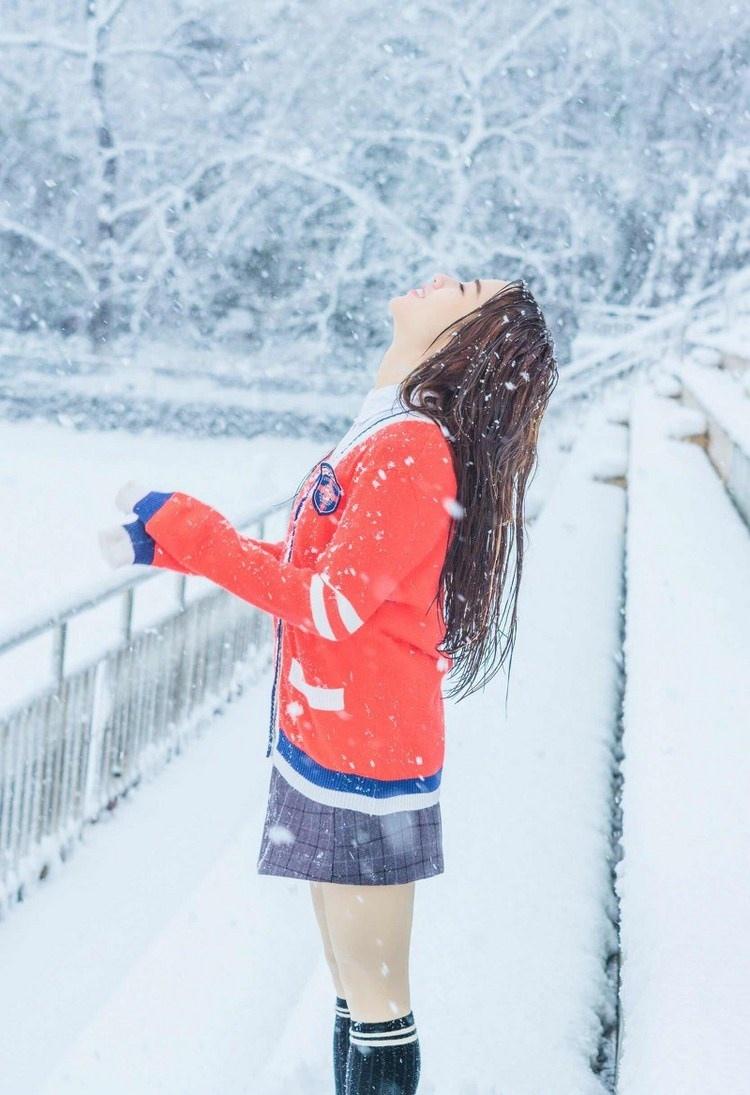 雪花散落少女发间户外好欢乐图片