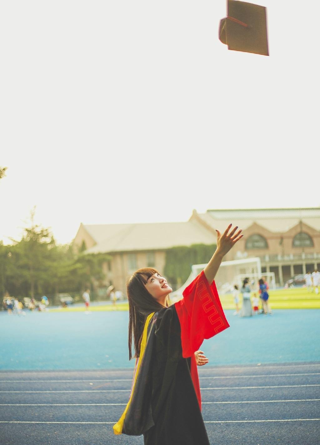 学士服梨花性感美女告别校园清新怡人可爱写真