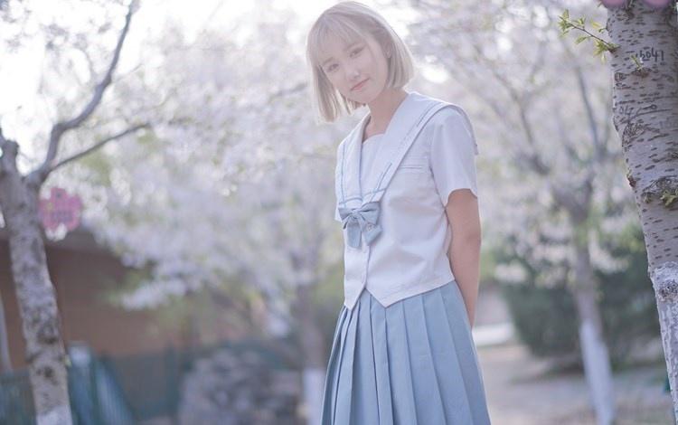 学生服少女以太高冷中带温柔写真图片