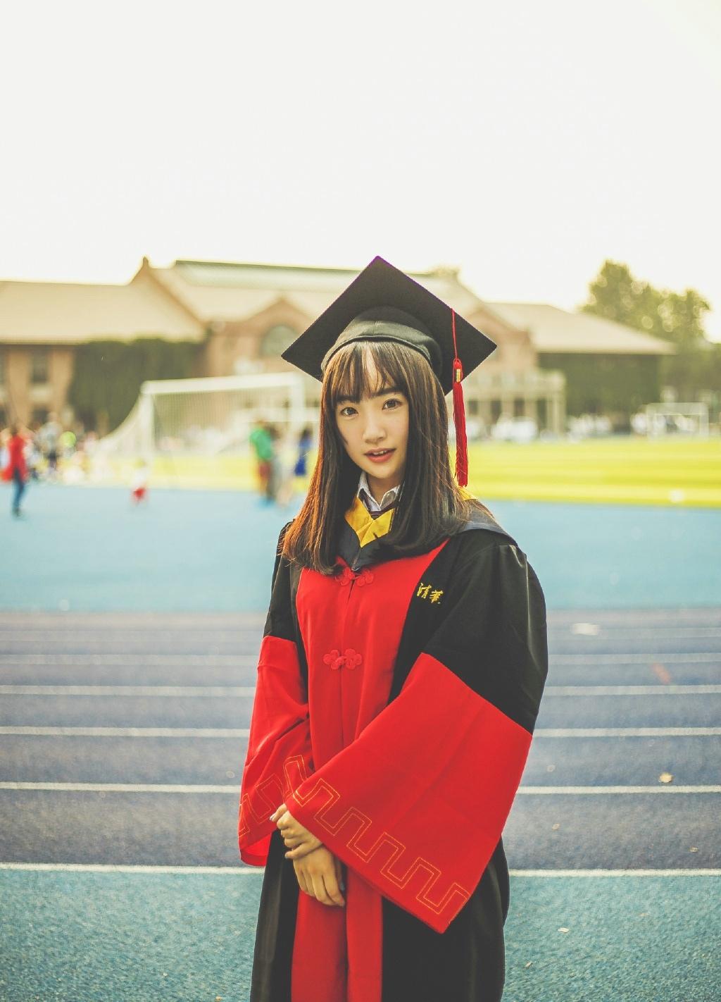 学士服梨花性感美女告别校园清新怡人可爱写真