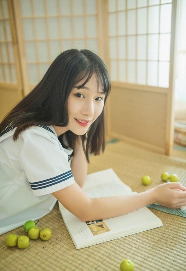 学生制服性感少女周末恬静时光写真