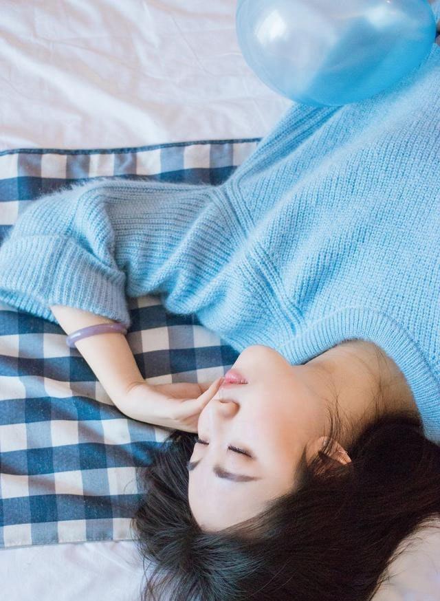 蓝色毛衣笑容美好纯真的16岁美少女图片