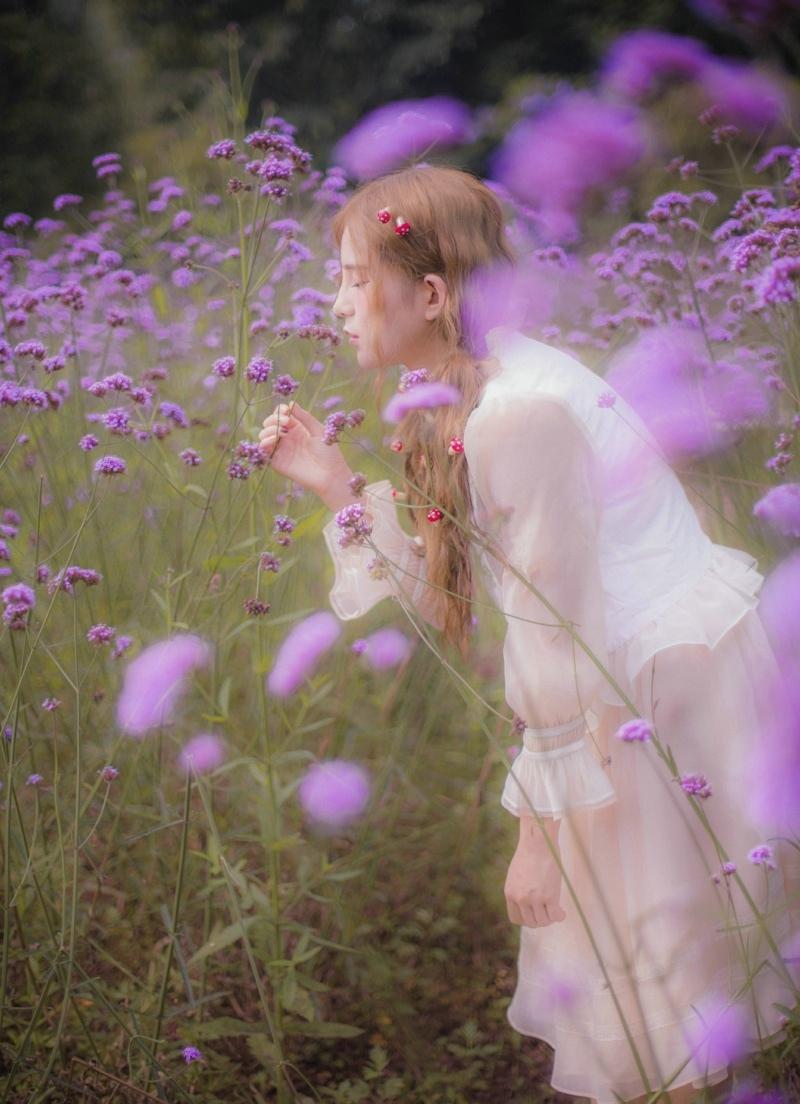 薰衣草花海中的精灵美少女甜美粉嫩写真