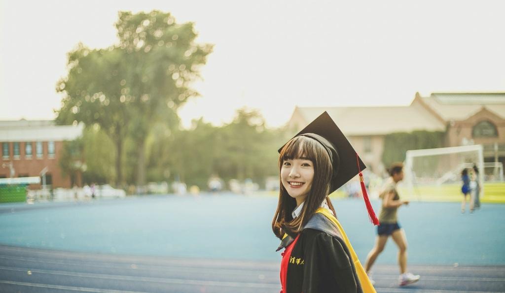 学士服梨花性感美女告别校园清新怡人可爱写真