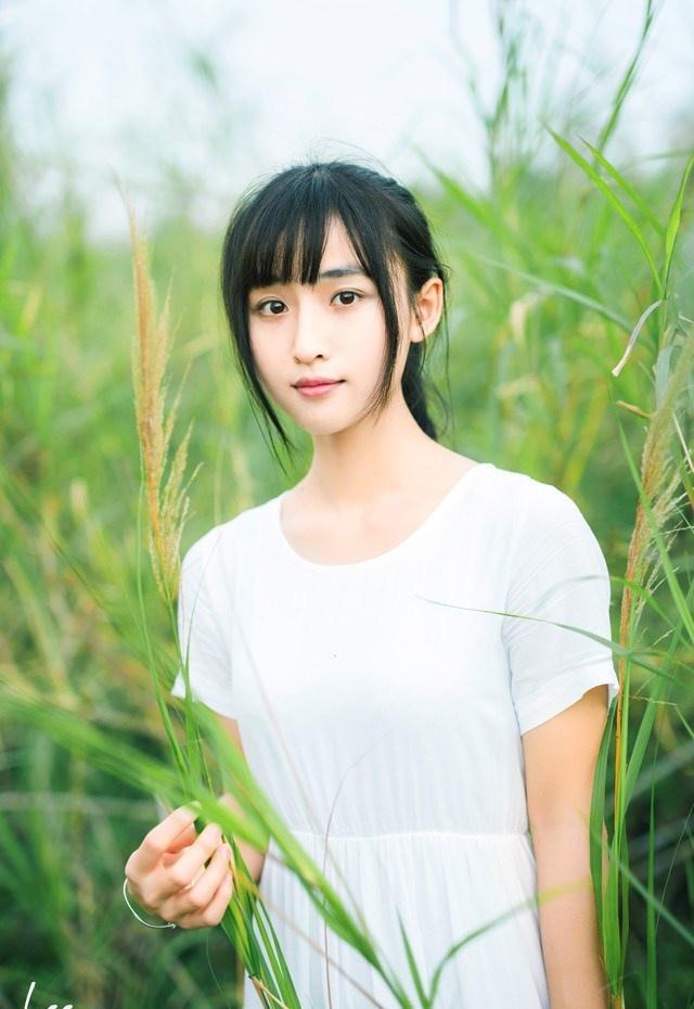 素净淡雅长相似奶茶妹妹的清纯美女