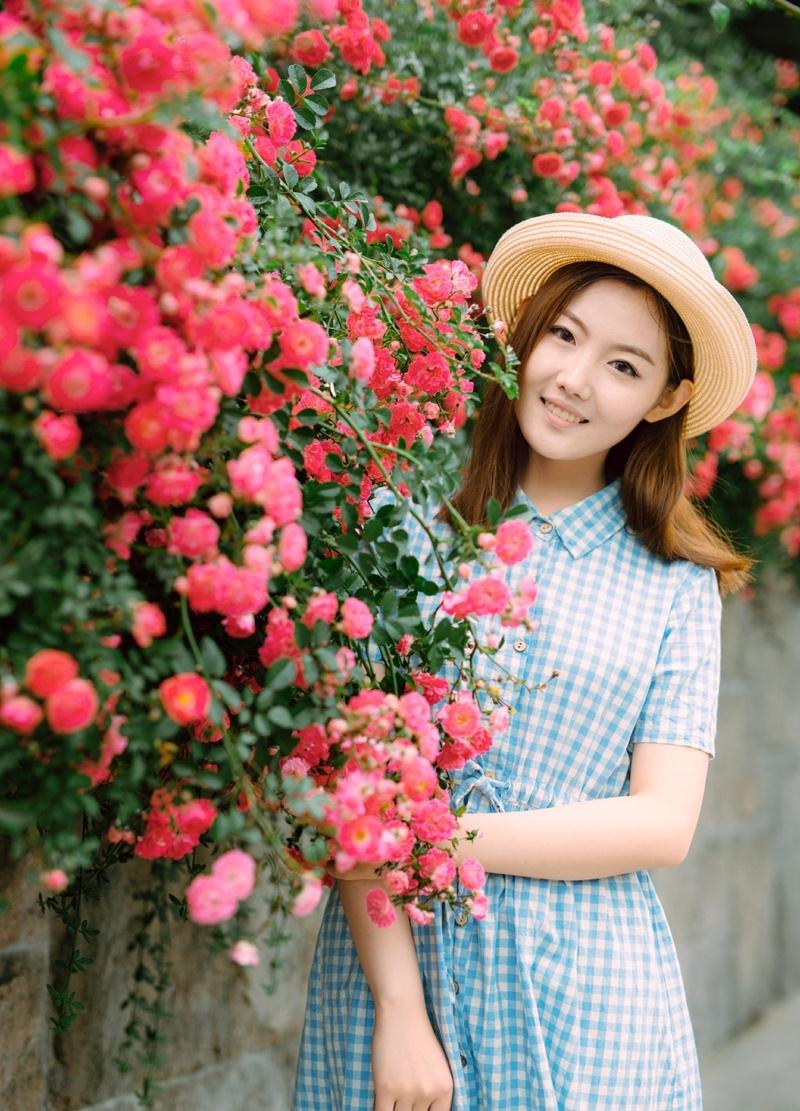 花丛中的美艳少女娇俏可人写真