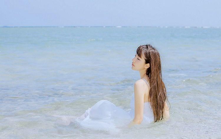 海边回眸一笑百媚生小清新美女清凉写真