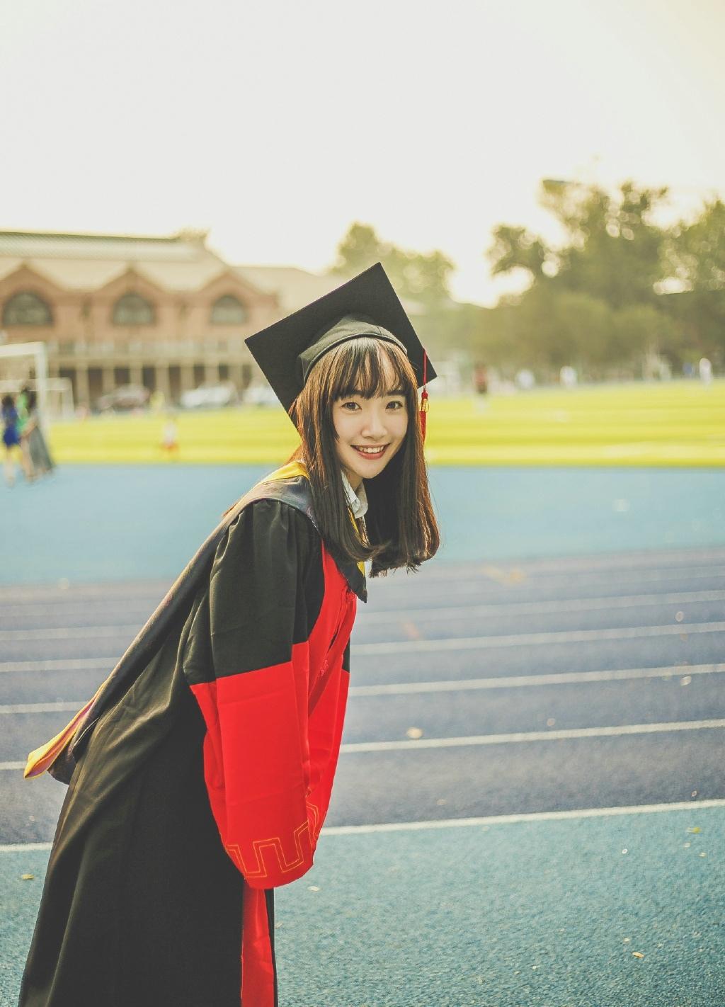 学士服梨花性感美女告别校园清新怡人可爱写真