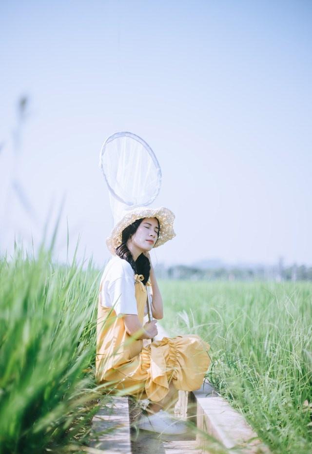 夏末清凉黄裙子女生田野抓虫记写真图片