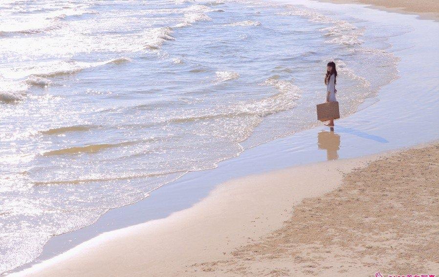 海边性感美女祈祷