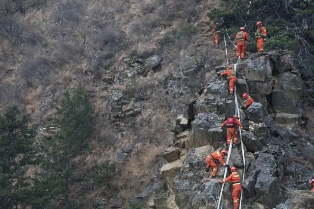 四川稻城森林火灾扑救难度极大：火场多为断崖地形，峭壁坡度70°以上