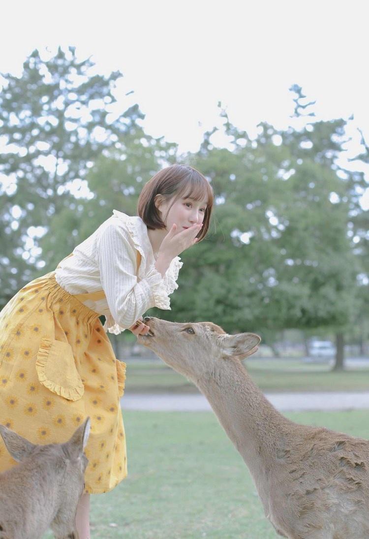 短发少女白嫩肌肤森女系背带裙草丛写真图片