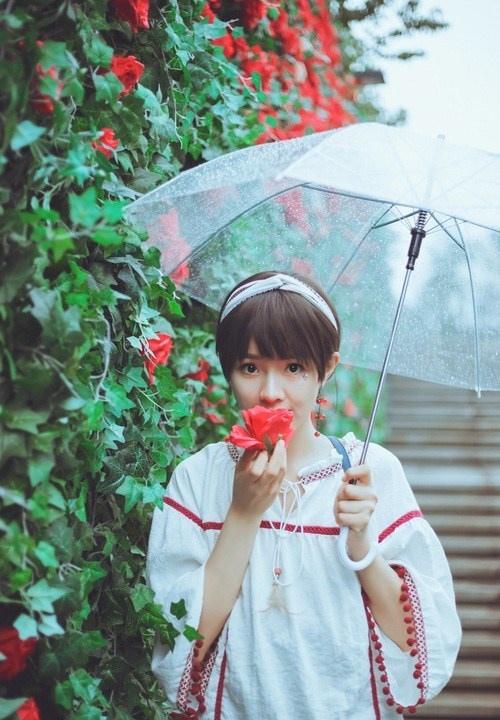 雨天撑伞短发女孩花墙背景小清新写真