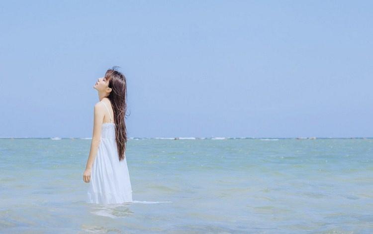 海边回眸一笑百媚生小清新美女清凉写真