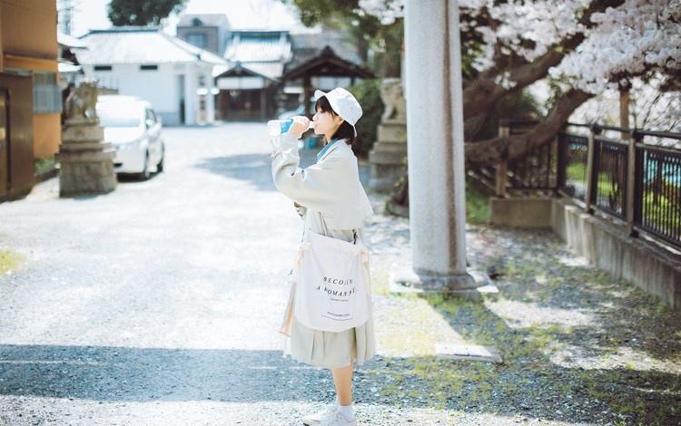 火车站前白衣天使柳铃铛清纯阳光少女写真图片