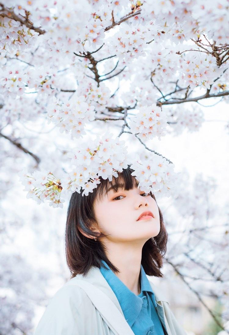 火车站前白衣天使柳铃铛清纯阳光少女写真图片