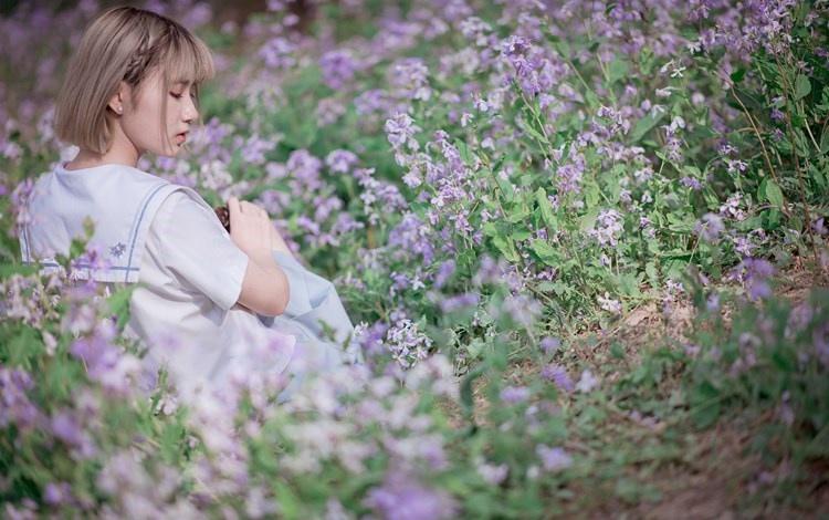 学生服少女以太高冷中带温柔写真图片