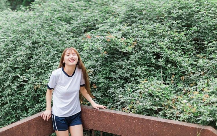 一头大波浪爱笑的运动服少女