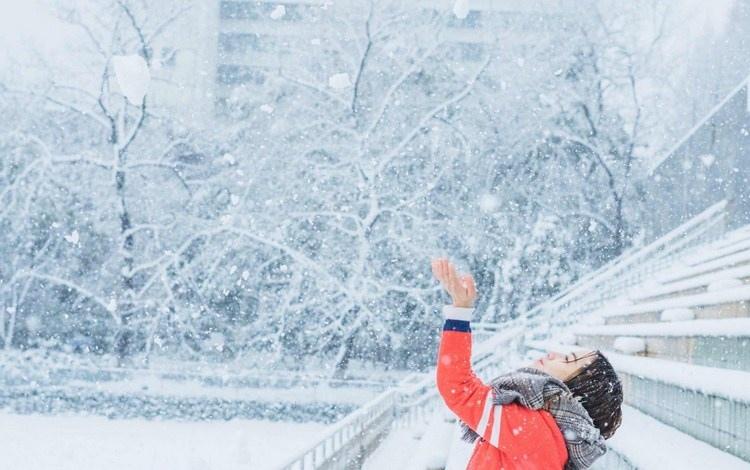 雪花散落少女发间户外好欢乐图片