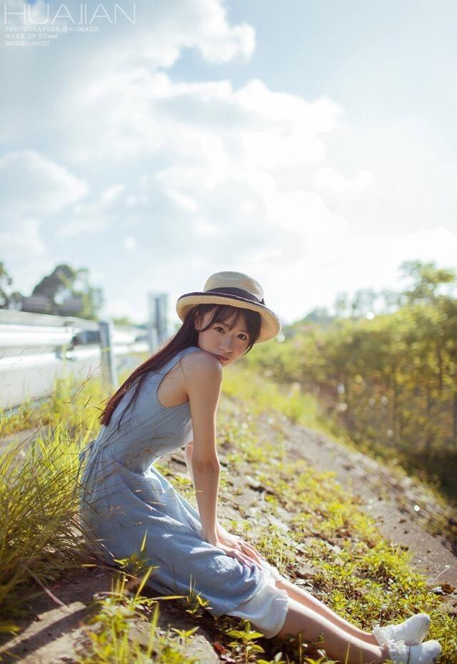 公路上漂亮圆帽可爱女孩阳光写真