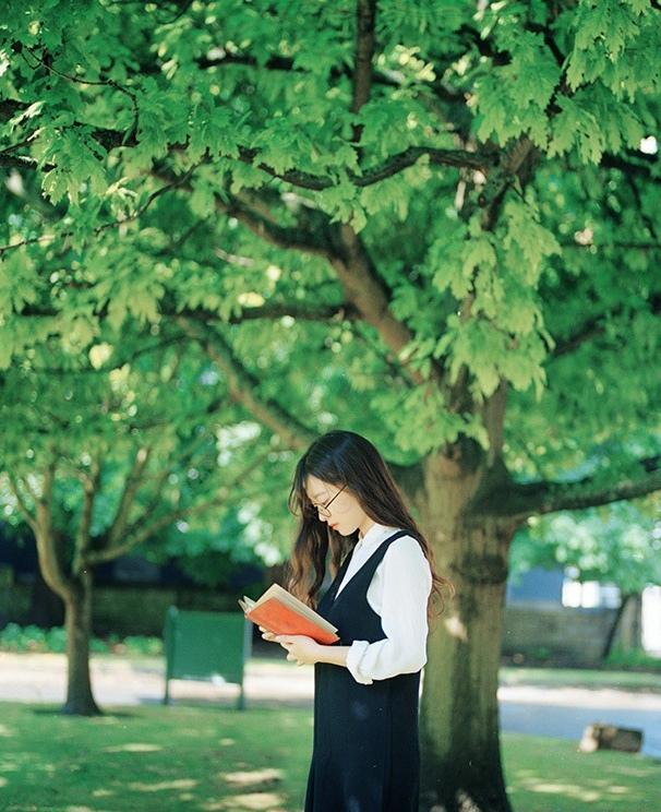 校园里呆萌女学霸清新时尚写真