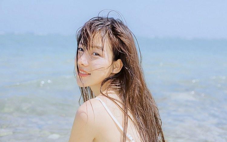 海边回眸一笑百媚生小清新美女清凉写真