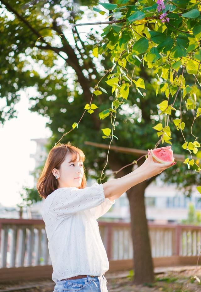 短发纯情夏日西瓜性感少女