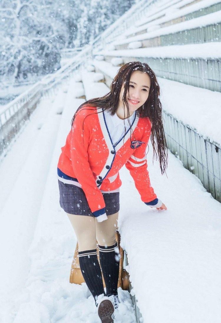 雪花散落少女发间户外好欢乐图片