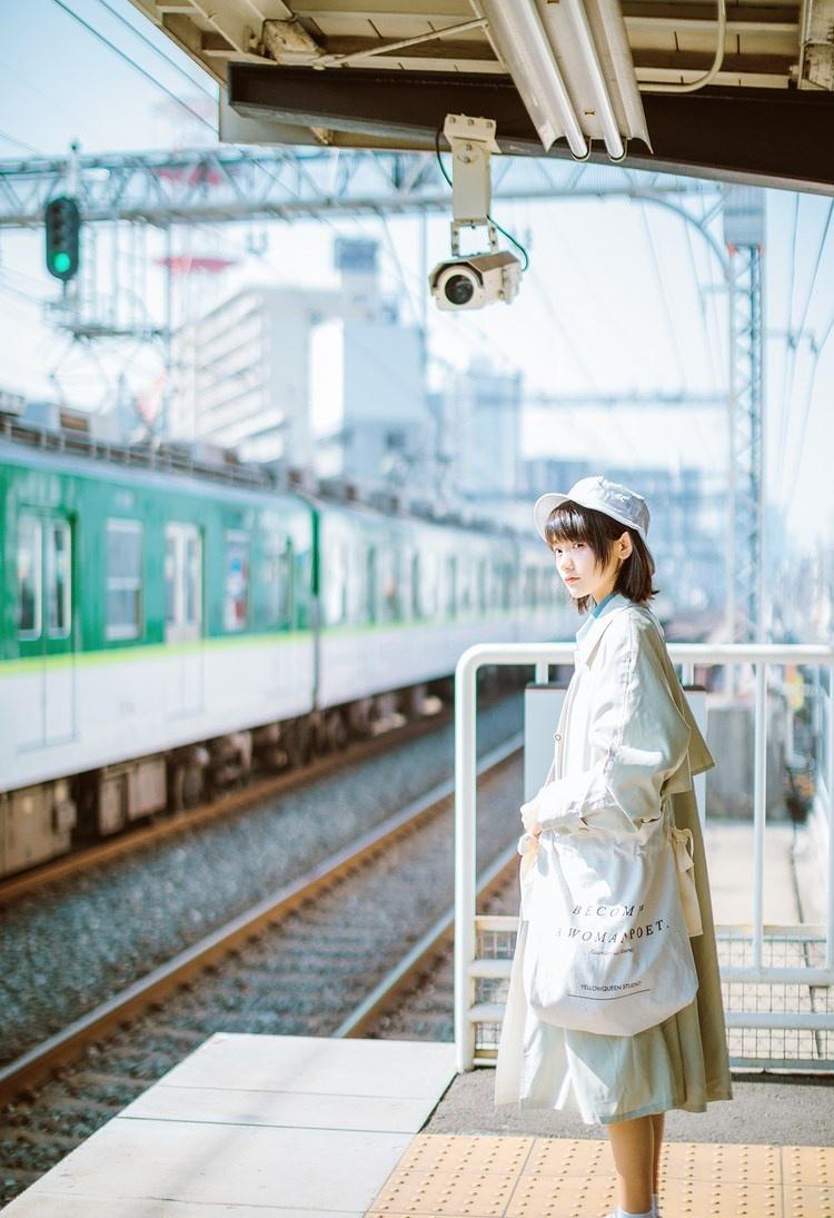 火车站前白衣天使柳铃铛清纯阳光少女写真图片