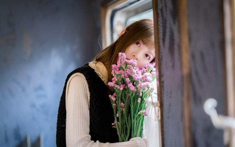 萝莉美女森女系装扮手捧鲜花文艺范十足写真图片