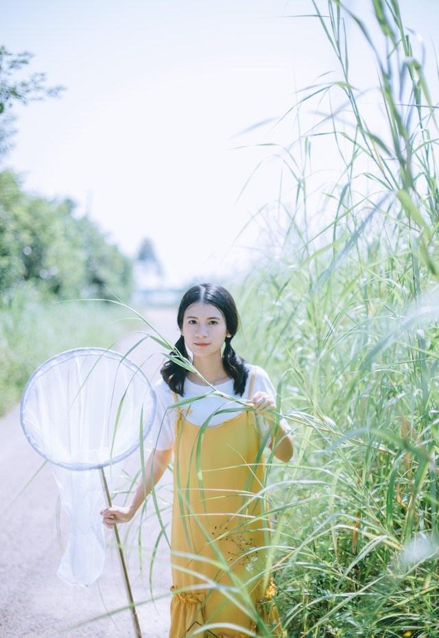 夏末清凉黄裙子女生田野抓虫记写真图片