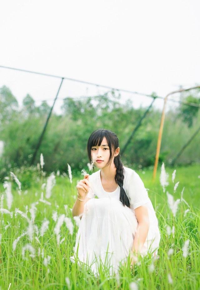 素净淡雅长相似奶茶妹妹的清纯美女