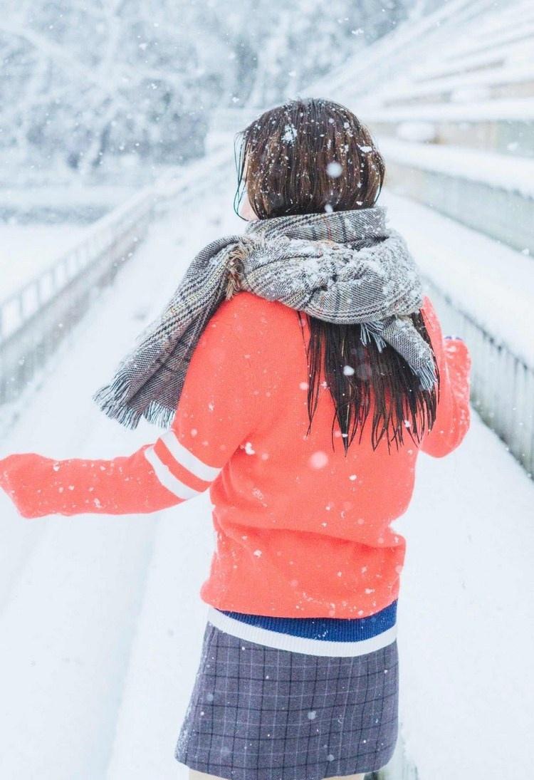 雪花散落少女发间户外好欢乐图片