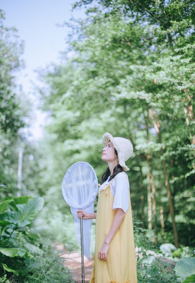 夏末清凉黄裙子女生田野抓虫记写真图片