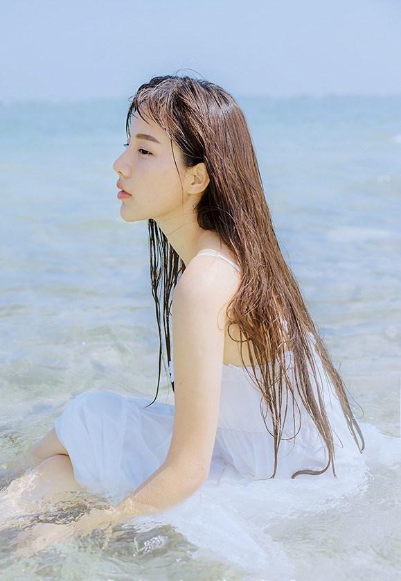 海边回眸一笑百媚生小清新美女清凉写真