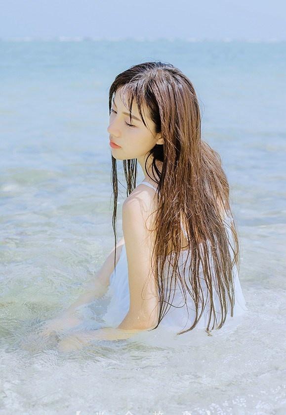 海边回眸一笑百媚生小清新美女清凉写真