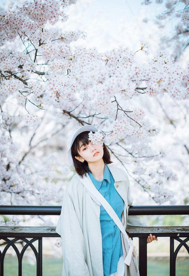 火车站前白衣天使柳铃铛清纯阳光少女写真图片