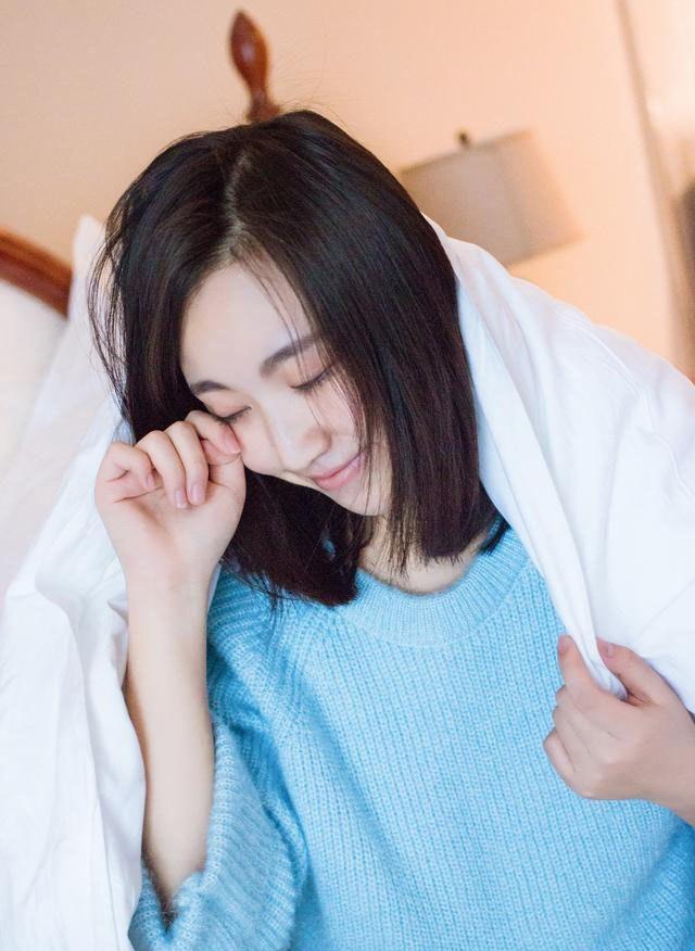 蓝色毛衣笑容美好纯真的16岁美少女图片