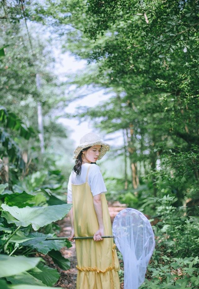 夏末清凉黄裙子女生田野抓虫记写真图片