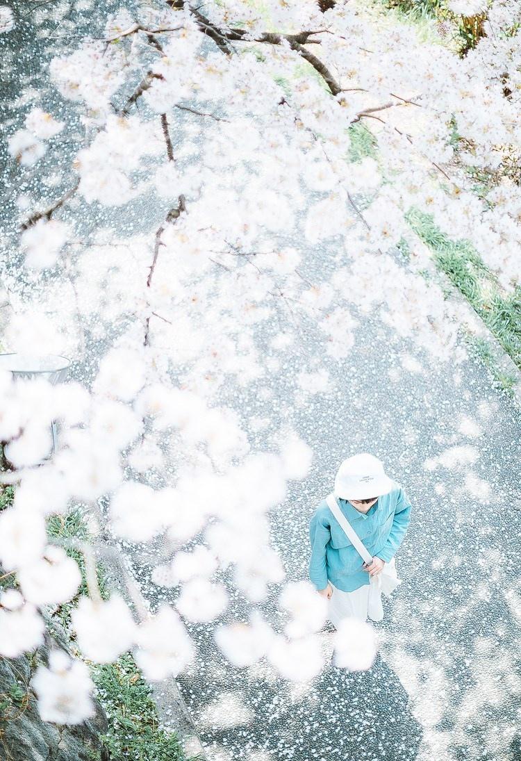 火车站前白衣天使柳铃铛清纯阳光少女写真图片