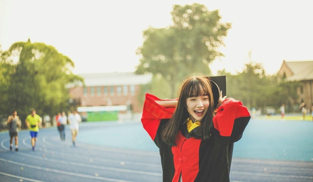 学士服梨花性感美女告别校园清新怡人可爱写真