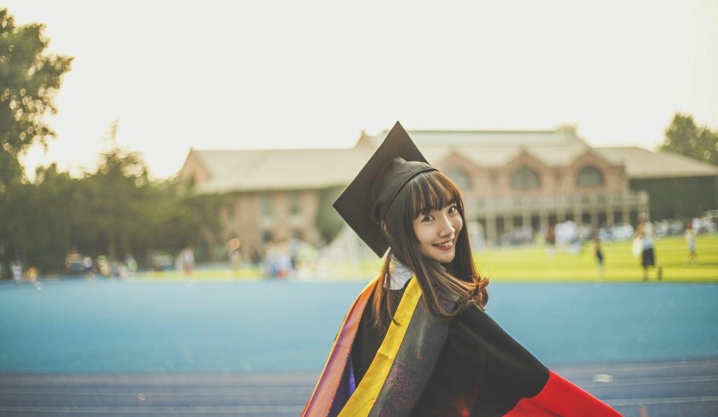 学士服梨花性感美女告别校园清新怡人可爱写真