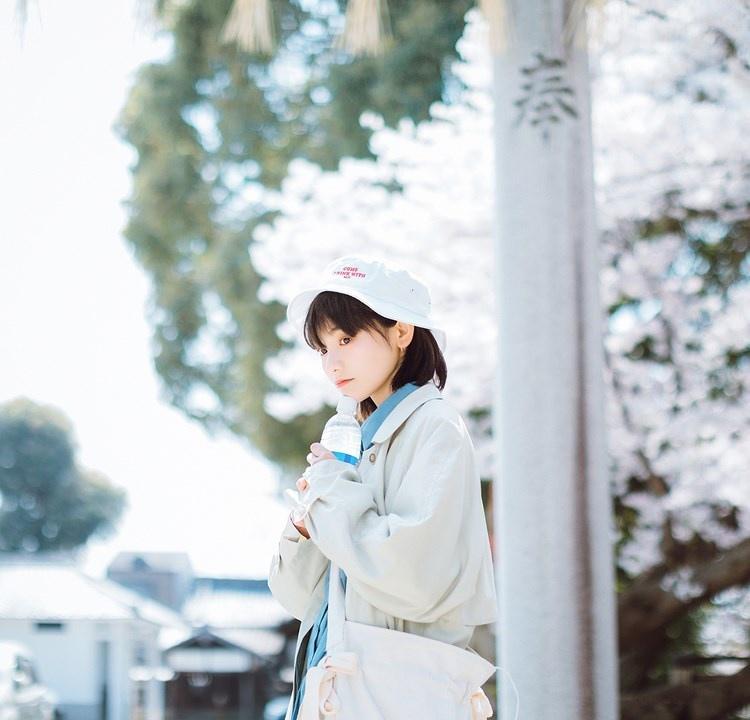 火车站前白衣天使柳铃铛清纯阳光少女写真图片