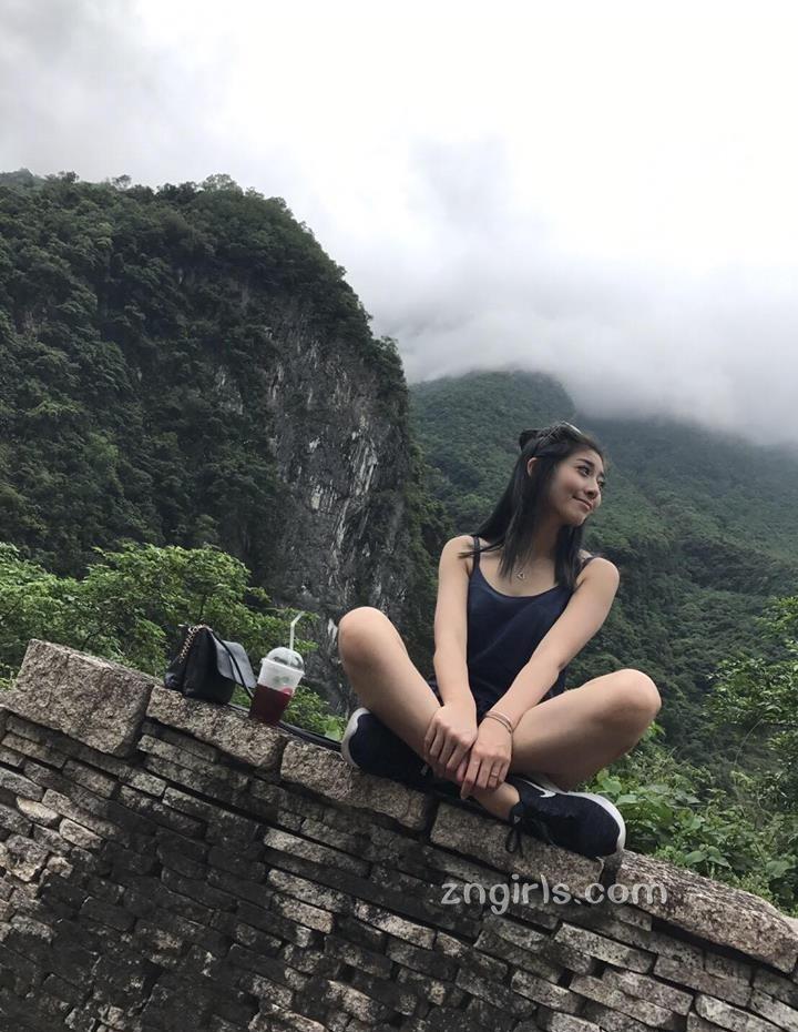 台湾美女晴晴私房照酥胸诱人性感时尚写真