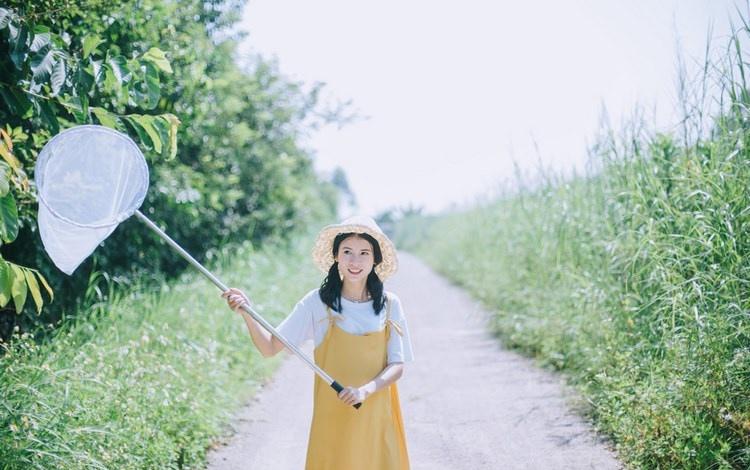 夏末清凉黄裙子女生田野抓虫记写真图片