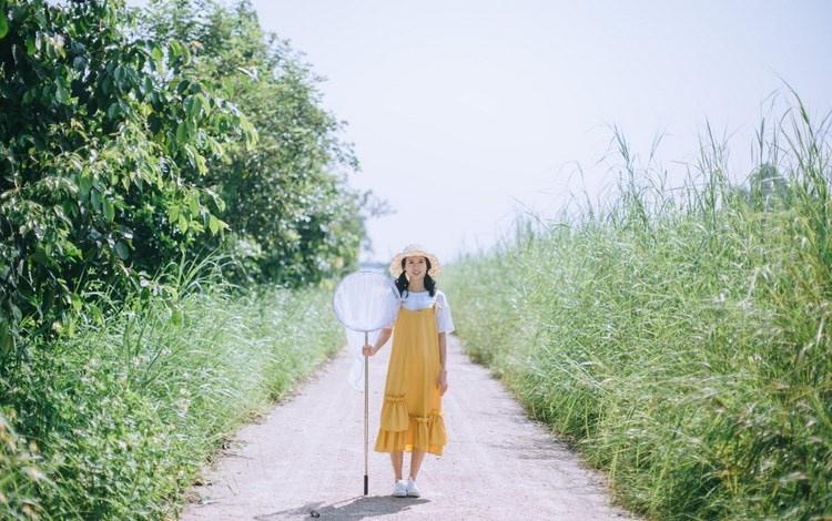 夏末清凉黄裙子女生田野抓虫记写真图片