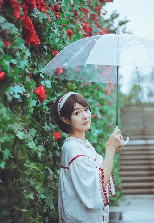 雨天撑伞短发女孩花墙背景小清新写真