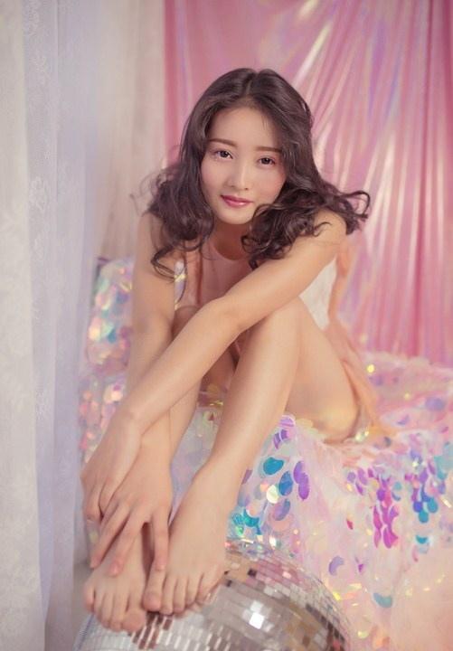 亮闪闪美女阳光照进温暖的窗阳唯美写真