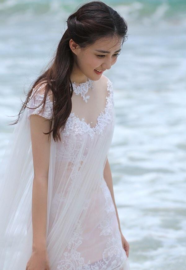 90后美女明星徐璐踏浪甜美写真