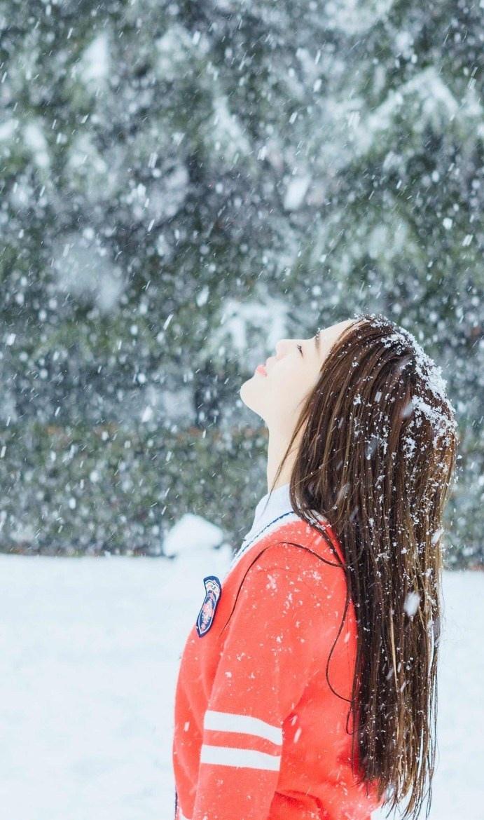 雪花散落少女发间户外好欢乐图片